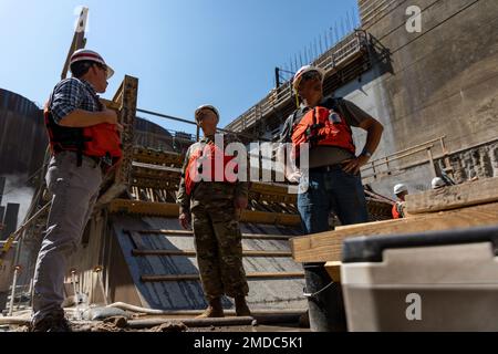 Le général de division Heitkamp observe la construction du seuil de cloison en amont avec le maître-éclusier Alan Nogy, le directeur du mégaprojet Steve Fritz et l'ingénieur résident Steve Dine. Les seuils de cloison permettent d'assémer une chambre de verrouillage pour les travaux d'entretien et de réparation. À 15 juillet, le commandant adjoint Heitkamp a visité le district de Pittsburgh pour visiter les travaux de construction aux écluses de Charleroi et au barrage 4 à Belle Vernon, en Pennsylvanie. Les travaux de construction s'inscrivent dans le cadre du projet de la rivière Monongahela inférieure, qui remplacera le barrage à crête fixe vieux de près de 100 ans par un barrage à barrière aux écluses de Braddock et au barrage 2, qui retirera les écluses et Da Banque D'Images