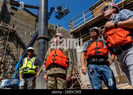 Le général de division Heitkamp observe la construction du seuil de cloison en amont avec le maître-éclusier Alan Nogy, le directeur du mégaprojet Steve Fritz et l'ingénieur résident Steve Dine. Les seuils de cloison permettent d'assémer une chambre de verrouillage pour les travaux d'entretien et de réparation. À 15 juillet, le commandant adjoint Heitkamp a visité le district de Pittsburgh pour visiter les travaux de construction aux écluses de Charleroi et au barrage 4 à Belle Vernon, en Pennsylvanie. Les travaux de construction s'inscrivent dans le cadre du projet de la rivière Monongahela inférieure, qui remplacera le barrage à crête fixe vieux de près de 100 ans par un barrage à barrière aux écluses de Braddock et au barrage 2, qui retirera les écluses et Da Banque D'Images