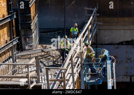 Ouvriers de construction nouant l'acier de renforcement pour le seuil d'onglet en amont. À 15 juillet, le commandant adjoint Heitkamp a visité le district de Pittsburgh pour visiter les travaux de construction aux écluses de Charleroi et au barrage 4 à Belle Vernon, en Pennsylvanie. Les travaux de construction s'inscrivent dans le cadre du projet de la rivière Lower Monongahela, qui remplacera le barrage à crête fixe vieux de près de 100 ans par un barrage clôturé aux écluses de Braddock et au barrage 2, supprimera les écluses et le barrage 3 à Elizabeth et construira deux écluses plus grandes aux écluses de Charleroi et au barrage 4 à Belle Vernon. Les écluses de Braddock, Elizabeth et Charleroi sont les trois plus anciennes nav-opération Banque D'Images