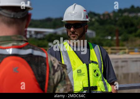 Le maître de éclusage Alan Nogy discute du projet Lower mon. À 15 juillet, le commandant adjoint Heitkamp a visité le district de Pittsburgh pour visiter les travaux de construction aux écluses de Charleroi et au barrage 4 à Belle Vernon, en Pennsylvanie. Les travaux de construction s'inscrivent dans le cadre du projet de la rivière Lower Monongahela, qui remplacera le barrage à crête fixe vieux de près de 100 ans par un barrage clôturé aux écluses de Braddock et au barrage 2, supprimera les écluses et le barrage 3 à Elizabeth et construira deux écluses plus grandes aux écluses de Charleroi et au barrage 4 à Belle Vernon. Les écluses de Braddock, Elizabeth et Charleroi sont les trois plus anciennes installations d'exploitation et de navigation Banque D'Images