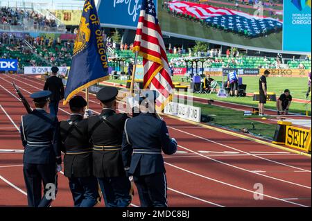 La Garde des couleurs de l’Adjutant General, de la Garde nationale de l’Oregon, présente les couleurs, tandis que le sergent Duane Reno, de l’état-major de la Garde nationale de l’Armée de l’Oregon, chante les États-Unis Hymne national lors de la cérémonie d'ouverture des Championnats du monde d'athlétisme, 15 juillet 2022, à Hayward Field, Université de l'Oregon, À Eugene, Oregon. Le grand écran affiche une image du drapeau américain sur l'infield, qui a été détenu par des soldats de la Garde nationale de l'Armée de l'Oregon, de la bande de marche de l'Université de l'Oregon et de l'Armée de terre ROTC. Les championnats se sont déroulés à partir de 15-24 juillet et c'était la première fois qu'ils ont lieu aux États-Unis (Photo b Banque D'Images