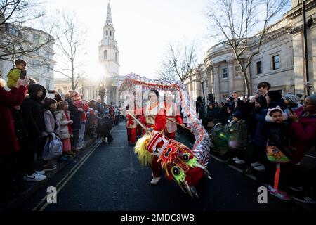 Londres, Royaume-Uni. 22nd janvier 2023. Des artistes de cascades dansent le dragon lors de la parade le matin précédant la fête principale à Trafalgar Square. La London Chinatown Chinese Association (LCCA) ramène la célébration du nouvel an lunaire à Londres après avoir été mise en attente l'an dernier en raison d'une pandémie de COVID. Le thème de la célébration de cette année est le Festival du printemps et de célébrer l'année du lapin. Crédit : SOPA Images Limited/Alamy Live News Banque D'Images