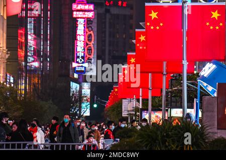 SHANGHAI, CHINE - 22 JANVIER 2023 - les touristes apprécient la vue magnifique sur le fleuve Huangpu sur le Bund à Shanghai, Chine, 22 janvier 2023. Banque D'Images