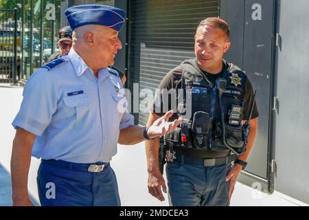 Oregon Air National Guard Brig. Le général Mark Crosby, adjoint Adjutant General-Air, parle avec le Sgt Demian San Miguel, commandant de la bombe atomique, police de la ville d'Eugene, au centre des opérations de l'équipe de soutien civil (CST) 102nd armes de destruction massive, Garde nationale de l'Oregon, situé près de Hayward Field, Université de l'Oregon, à Eugene, Oregon. Pendant les championnats du monde de course et de terrain, 15 juillet 2022. San Miguel est également officier dans le cadre du Programme de partenariat d'État, au quartier général de la Force interarmées, à la Garde nationale de l'Armée de l'Oregon. Crosby a parlé avec les membres du CST et a observé leur op conjoint Banque D'Images