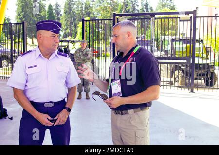 Oregon Air National Guard Brig. Le général Mark Crosby, adjoint adjudant général-Air, parle avec 102nd armes de destruction massive - équipe de soutien civil (CST), commandant de la Garde nationale de l’Armée de l’Oregon le Maj Richard Hosmer, au centre d’opérations du CST situé près de Hayward Field, à l’Université de l’Oregon, à Eugene, en Oregon, pendant les Championnats du monde d’athlétisme, à 15 juillet, 2022. M. Crosby a également parlé aux membres du CST et a observé les opérations conjointes qu'ils effectuaient avec les autorités locales, d'État et fédérales pendant les championnats. Les équipes ont effectué des évaluations des menaces en cours et des évaluations régulières Banque D'Images