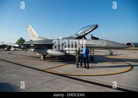 ÉTATS-UNIS Le capitaine de la Force aérienne, Jett Wright, pilote du faucon de combat F-16 du 367th Escadron de chasseurs, à gauche, et Bob Wright, pilote retraité du F-16 de la Force aérienne des États-Unis, posent pour une photo à la base aérienne d'Aviano, en Italie, au 15 juillet 2022. L'avion 2137 a traversé des générations et a été transporté par Bob Wright et son fils, Jett. Banque D'Images