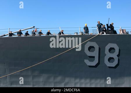 ACTIVITÉ DE SOUTIEN NAVAL BAIE DE SOUDA, Grèce (15 juillet 2022) le destroyer de missile guidé de classe Arleigh Burke USS Forrest Sherman (DDG 98), domiciliée à la station navale Norfolk, Norfolk, Virginie, arrive au complexe de quai OTAN de Marathi à la baie de Souda, en Grèce, pour une visite portuaire prévue à 15 juillet 2022. Activité de soutien naval Souda Bay est une base opérationnelle à terre qui permet aux forces américaines, alliées et de la nation partenaire d'être là où elles sont nécessaires pour préserver la sécurité et la stabilité dans les zones de responsabilité européennes, africaines et centrales. Banque D'Images