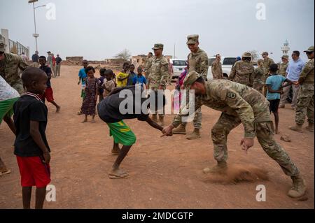 ÉTATS-UNIS Le SPC de l'armée Thomas Gagne III, 268th membre de la compagnie de police militaire, joue un jeu lors d'une visite au village de Chabelley, Djibouti, 15 juillet 2022. ÉTATS-UNIS La Force opérationnelle interarmées combinée-Corne de l'Afrique et 449th membres du personnel du Groupe expéditionnaire aérien, situés au Camp Lemonnier, à Djibouti, travaillent régulièrement avec les dirigeants gouvernementaux et les citoyens sur une variété de projets visant à promouvoir la stabilité en Afrique de l'est. Banque D'Images