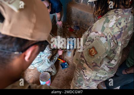 ÉTATS-UNIS Tech. De la Force aérienne Le Sgt Nicholas Caldwell, ingénieur civil de l’escadron 776th de la base aérienne expéditionnaire, inspecte une pompe à eau lors d’une visite au village de Chabelley, à Djibouti (15 juillet 2022). Au cours de la visite, les dirigeants ont discuté des intérêts mutuels et ont partagé des idées pour de futures possibilités de partenariat. Le partenariat de Djibouti et des États-Unis en Afrique de l’est est un exemple de l’attachement des deux pays à une région sûre, stable et prospère. Banque D'Images