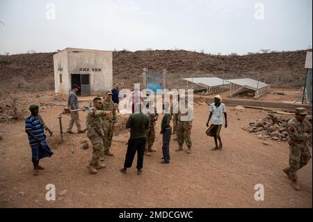 États-Unis Affaires civiles de l'armée, États-Unis Force opérationnelle conjointe combinée – Corne de l'Afrique J44 Force Engineers, États-Unis Les aviateurs de la Force aérienne de l'escadron 776th de la base aérienne expéditionnaire et les anciens du village inspectent la pompe de puits d'eau du village de Chabelley, Djibouti, 15 juillet 2022. L’équipe a procédé à des tests opérationnels initiaux et à des évaluations des capacités de la pompe de puits afin de corriger le manque d’eau courante dans la clinique médicale du village. Banque D'Images