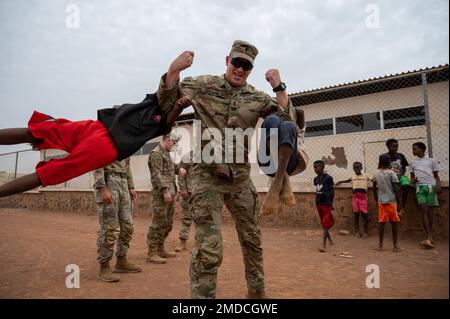 ÉTATS-UNIS L'armée 1st le lieutenant Austin Chapman, 268th officier supérieur de commandement de la compagnie de police militaire, lève deux enfants lors d'une visite au village de Chabelley, Djibouti, 15 juillet 2022. ÉTATS-UNIS La Force opérationnelle interarmées combinée-Corne de l'Afrique et 449th membres du personnel du Groupe expéditionnaire aérien, situés au Camp Lemonnier, à Djibouti, travaillent régulièrement avec les dirigeants gouvernementaux et les citoyens sur une variété de projets visant à promouvoir la stabilité en Afrique de l'est. Banque D'Images