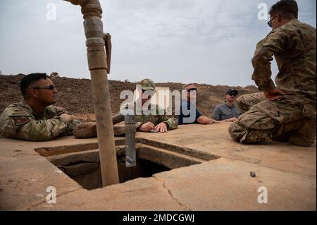 États-Unis Affaires civiles de l'armée, États-Unis Ensemble de la Force opérationnelle interarmées-Corne de l'Afrique J44 ingénieurs de la Force, et États-Unis Les aviateurs de la Force aérienne de l'escadron 776th de la base aérienne expéditionnaire discutent des articles nécessaires pour réparer l'approvisionnement en eau du village de Chabelley, à Djibouti (15 juillet 2022). L'équipe a pris des mesures de la pression de l'eau et a documenté l'état structurel global du puits, des pompes et de la citerne pour aider à déterminer les améliorations nécessaires pour mieux servir la communauté. Banque D'Images