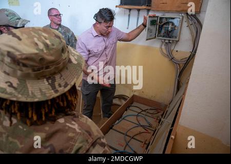 ÉTATS-UNIS Armée 351 Affaires civiles Soldat et États-Unis Les aviateurs de la Force aérienne inspectent les batteries, qui font partie du projet d'énergie solaire lors d'une visite au village de Chabelley, Djibouti, 15 juillet 2022. L'équipe a effectué les premiers essais de fonctionnement pour s'assurer que le câblage du système de panneaux solaires est correct afin de permettre un stockage d'énergie approprié. Banque D'Images