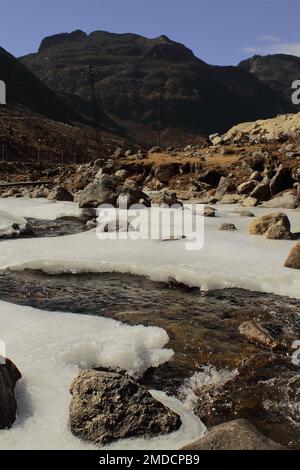 ruisseau de montagne gelé près du col de sela, le col himalayan élevé est situé près de la station de tawang hill dans l'arunachal pradesh, nord-est de l'inde Banque D'Images