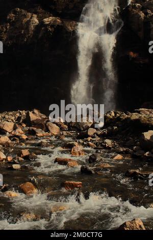 Belle vue sur la cascade de Jang ou les chutes de nuranang, une destination touristique populaire de tawang entouré par les montagnes de l'himalaya dans le nord-est de l'inde Banque D'Images