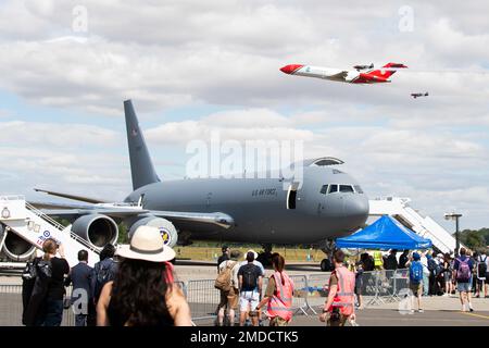 Un Boeing 727-2S2F (RE), une compagnie de réaction aux déversements d'huile limitée, vole derrière un américain Exposition statique des avions de la Force aérienne KC-135 Stratotanker affectée à l'escadre de ravitaillement en vol 100th, pendant le Royal International Air Tattoo à la Royal Air Force Fairford, Angleterre, 15 juillet 2022. RIAT a autorisé les États-Unis Force aérienne pour démontrer sa forte présence en Europe et renforcer les partenariats de l'OTAN et d'autres alliés européens. L’événement, qui a présenté des avions du monde entier, a célébré le passé et le présent de l’aviation tout en inspirant la prochaine génération. Banque D'Images