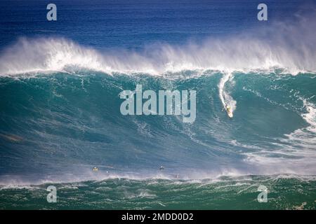 Haleiwa, HI, États-Unis. 22nd janvier 2023. Luke Shepardson remporte la grande vague d'invitation 2023 d'Eddie Aikau à Waimea Bay à Haleiwa, HI, le 22 janvier 2023. Crédit : Erik Kabak Photographie/Media Punch/Alamy Live News Banque D'Images