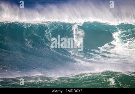 Haleiwa, HI, États-Unis. 22nd janvier 2023. Luke Shepardson remporte la grande vague d'invitation 2023 d'Eddie Aikau à Waimea Bay à Haleiwa, HI, le 22 janvier 2023. Crédit : Erik Kabak Photographie/Media Punch/Alamy Live News Banque D'Images