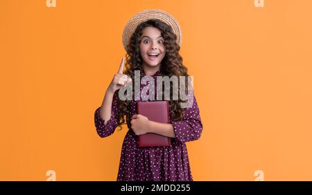 s'inspire d'idée kid avec un livre de maintien de cheveux de frisottis sur fond jaune Banque D'Images