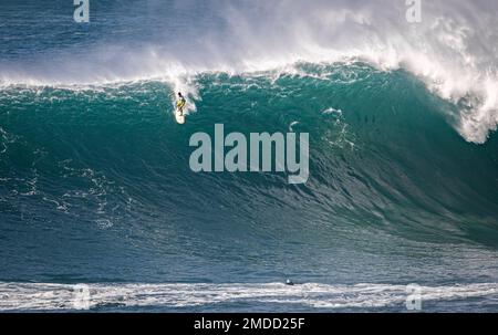 Haleiwa, HI, États-Unis. 22nd janvier 2023. Luke Shepardson remporte la grande vague d'invitation 2023 d'Eddie Aikau à Waimea Bay à Haleiwa, HI, le 22 janvier 2023. Crédit : Erik Kabak Photographie/Media Punch/Alamy Live News Banque D'Images