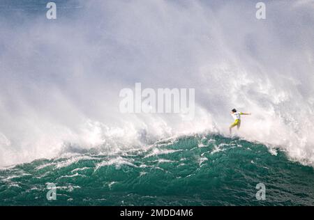 Haleiwa, HI, États-Unis. 22nd janvier 2023. Luke Shepardson remporte la grande vague d'invitation 2023 d'Eddie Aikau à Waimea Bay à Haleiwa, HI, le 22 janvier 2023. Crédit : Erik Kabak Photographie/Media Punch/Alamy Live News Banque D'Images