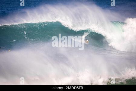 Haleiwa, HI, États-Unis. 22nd janvier 2023. Luke Shepardson remporte la grande vague d'invitation 2023 d'Eddie Aikau à Waimea Bay à Haleiwa, HI, le 22 janvier 2023. Crédit : Erik Kabak Photographie/Media Punch/Alamy Live News Banque D'Images