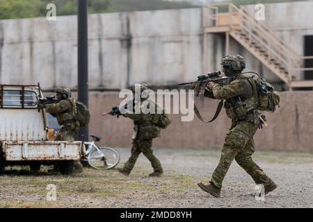 LA STATION DE LA FORCE AÉRIENNE DU SOUFFLET, Hawaï (16 juillet 2022) les soldats de l'Armée australienne du 1st Bataillon, Royal Australian Regiment, avancent lors d'un scénario de combat rapproché urbain simulé pendant la Rim du Pacifique (RIMPAC) 2022. Vingt-six nations, 38 navires, trois sous-marins, plus de 170 avions et 25 000 membres du personnel participent au RIMPAC de 29 juin au 4 août dans les îles hawaïennes et dans le sud de la Californie. Le plus grand exercice maritime international au monde, RIMPAC offre une occasion unique de formation tout en favorisant et en soutenant les relations de coopération entre les participants crient Banque D'Images