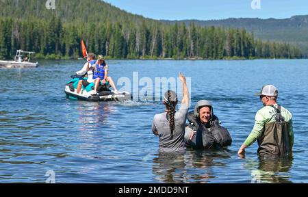 ÉTATS-UNIS Le colonel de la Force aérienne James P. Blaisdell, un pilote F-15 de la 144th Fighter Wing Wing Wing Out of Fresno, en Californie, se prépare pour la partie de l'entraînement de survie en eau de l'équipage de conduite de la 173rd Fighter Wing, à Kingsley Field, à Klamath Falls, en Oregon, en 16 juillet 2022. Ils préparent des exercices comme celui-ci afin que les pilotes puissent s'exercer à libérer leurs colonnes montantes tout en étant traînés dans l'eau derrière une voûte gonflée après une éjection sur-eau. Banque D'Images