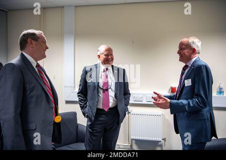 Le secrétaire de la Force aérienne Frank Kendall, au centre, ainsi que Andrew Hunter, au centre à gauche, sous-secrétaire de la Force aérienne pour l'acquisition, la technologie et la logistique, rencontrent le maréchal de l'air Richard Knighton, sous-chef d'état-major de la Défense du ministère de la Défense du Royaume-Uni, lors du Royal International Air Tattoo à la RAF Fairford, en Angleterre, 16 juillet 2022. Kendall a assisté à la RIAT pour rencontrer des chefs de l’air et de l’espace et des représentants de la défense d’autres pays et démontrer l’engagement du ministère de la Force aérienne envers ses alliés et partenaires. Banque D'Images