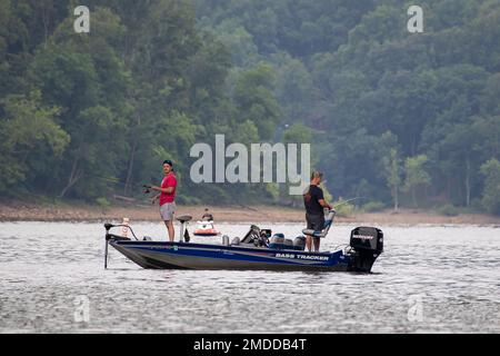 Deux hommes pêchent sur le lac de la rivière Youghiogheny à Confluence, Pennsylvanie, le 15 juillet 2022. Youghiogheny River Lake est exploité comme réservoir par le corps of Engineers des États-Unis Pittsburgh District. Le réservoir offre une réduction des risques d'inondation dans les vallées de Youghiogheny et de la rivière Monongahela inférieure et dans la partie supérieure de la rivière Ohio. Le lac Youghiogheny River offre des possibilités de camping, de sports nautiques, de pistes cyclables et de pêche aux résidents et aux visiteurs. Ingénieurs de l'armée, lac, district de Pittsburgh, USACE, Yioghiogheny, réservoir, Banque D'Images