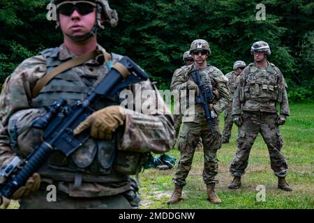 ÉTATS-UNIS Les soldats de l'armée du 1st Bataillon, 102nd Infantry Regiment, Garde nationale de l'armée du Connecticut, effectuent des exercices de réflexive au site d'entraînement du Camp Ethan Allen, Jéricho, Vermont, 16 juillet 2022. Pour des portions de l'exercice, les soldats se retrouverait à l'écart de leurs cibles, puis, lorsqu'on leur donne le commandement, ils se tourneraient, les identifiaient et les engageraient rapidement. Banque D'Images