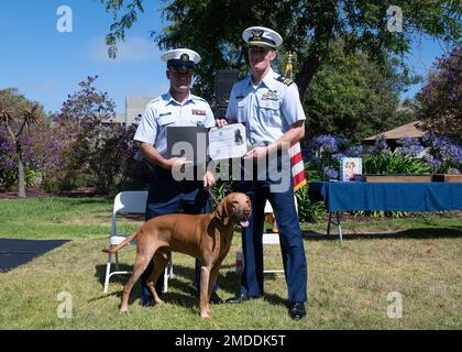 Un chien de travail militaire de la Garde côtière a été honoré lors d'une cérémonie de retraite tenue par des membres de l'équipe de sécurité et de sûreté maritimes (MSST) de San Francisco sur la base Alameda 22 juillet 2022. Maître de classe 1st Cory Sumner a servi comme maître de file de Feco depuis 2014, et ensemble, ils ont participé à plus de 1 500 événements et assuré la sécurité de ceux-ci. Banque D'Images