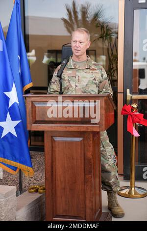 ÉTATS-UNIS Le général de la Force aérienne Mark Kelly, commandant du Commandement du combat aérien, parle lors de la rediffusion de l'édifice de la Force aérienne (Air Force Southern) de 12th à la base aérienne de Davis-Monthan, Arizona (22 juillet). L'édifice est nommé en l'honneur du lieutenant Raymond Knight, récipiendaire de la Médaille d'honneur des États-Unis en 1st Le pilote Thunderbolt P-47 des Forces aériennes de l'armée de terre a effectué 82 missions de combat pendant quatre mois en Italie au cours de la Seconde Guerre mondiale, et a également remporté la Croix de vol distinguée et six médailles aériennes, la destruction de 14 avions ennemis mis à la terre avant d'être touchés par un incendie au sol et de mourir dans un accident tout en revenant à la base. Banque D'Images