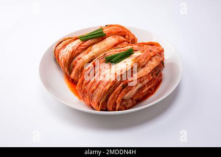 Kimchi coréens. Kimchi de chou traditionnel coréen sur une plaque blanche. Arrière-plan blanc, gros plan. Banque D'Images