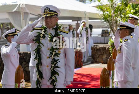 220722-N-OT701-1036 HONOLULU (22 juillet 2022) sous-ministre, Jeffrey Kilian slates Sideboys lors d'une cérémonie de passation de commandement. Kilian a relevé le sous-ministre adjoint Dean VanderLey comme commandant de NAVFAC Pacific. Banque D'Images