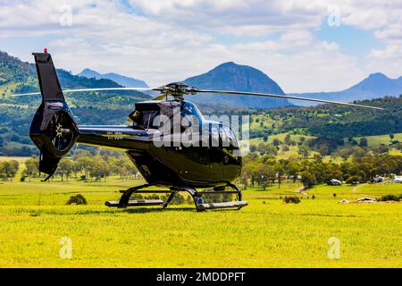 Hélicoptère noir Eurocopter EC120B Colibri stationné et prenant la vue à Kooroomba Vineyards et Lavender Farm près de Boonah dans le Queensland, en Australie Banque D'Images