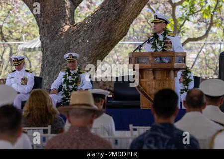 220722-N-OT701-1257 HONOLULU (22 juillet 2022) le sous-ministre Jeffrey Kilian parle lors d'une cérémonie de passation de commandement. Kilian a relevé le sous-ministre adjoint Dean VanderLey comme commandant de NAVFAC Pacific. Banque D'Images