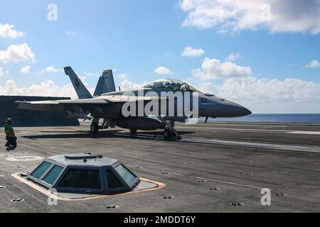 220722-N-VI910-2230 OCÉAN PACIFIQUE (22 juillet 2022) un F/A-18F Super Hornet, affecté aux "Aces noires" de l'escadron de chasseurs de grève (VFA) 41, se prépare à lancer à partir du pont de vol du porte-avions USS Abraham Lincoln (CVN 72) de la classe Nimitz pour un exercice de naufrage (SINKEX) pendant la Rim du Pacifique (RIMPAC) 2022. Les forces militaires de RIMPAC ont tiré sur et coulé l'ex-USS Denver (LPD 9), 22 juillet, désaffecté, au cours d'un SIKEX pour acquérir la maîtrise des tactiques, le ciblage et le tir en direct contre une cible de surface en mer. Les récipients SINKEX sont soumis à un processus de nettoyage certifié, y compris le retrait de tout Banque D'Images