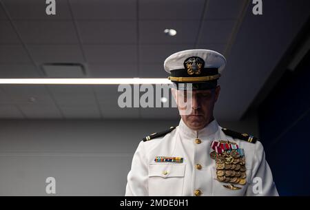 INDÉPENDANCE, Missouri. (22 juillet 2022) l'Adjudant-chef 5 Mark Spahn arque sa tête dans la prière lors de sa cérémonie de retraite à la bibliothèque présidentielle et au musée Harry S. Truman, à 22 juillet 2022. Spahn, originaire de la région de Kansas City, a pris sa retraite après 32 ans de service actif au sein de la Marine. Banque D'Images