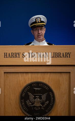 INDÉPENDANCE, Missouri. (22 juillet 2022) l'Adjudant-chef 5 Mark Spahn fait des remarques lors de sa cérémonie de retraite à la bibliothèque présidentielle et au musée Harry S. Truman, à 22 juillet 2022. Spahn, originaire de la région de Kansas City, a pris sa retraite après 32 ans de service actif au sein de la Marine. Banque D'Images