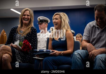 INDÉPENDANCE, Missouri. (22 juillet 2022) Adjudant-chef 5 Karla, l’épouse de Mark Spahn, et sa fille Melissa, rient lors de la cérémonie de retraite de Spahn à la bibliothèque présidentielle et au musée Harry S. Truman, à 22 juillet 2022. Spahn, originaire de la région de Kansas City, a pris sa retraite après 32 ans de service actif au sein de la Marine. Banque D'Images