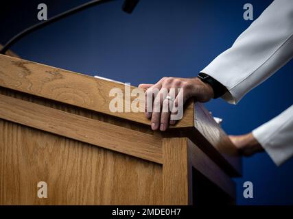 INDÉPENDANCE, Missouri. (22 juillet 2022) l'Adjudant-chef 5 Mark Spahn fait des remarques lors de sa cérémonie de retraite à la bibliothèque présidentielle et au musée Harry S. Truman, à 22 juillet 2022. Spahn, originaire de la région de Kansas City, a pris sa retraite après 32 ans de service actif au sein de la Marine. Banque D'Images