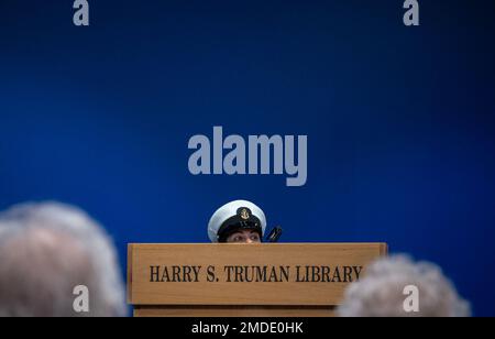 INDÉPENDANCE, Missouri. (22 juillet 2022) le chef de l’hôpital Melissa Ramirez fait des remarques lors de la cérémonie de retraite de l’Adjudant-chef 5 Mark Spahn à la bibliothèque présidentielle et au musée Harry S. Truman, à 22 juillet 2022. Spahn, originaire de la région de Kansas City, a pris sa retraite après 32 ans de service actif au sein de la Marine. Banque D'Images