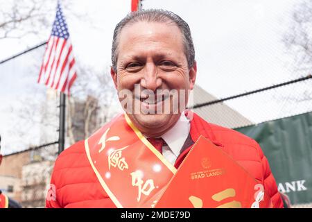 New York, États-Unis. 22nd janvier 2023. Brad Lander, contrôleur municipal, assiste à la célébration de la nouvelle année lunaire du lapin dans le quartier chinois de New York au parc Sara D. Roosevelt (photo de Lev Radin/Pacific Press) crédit : Pacific Press Media production Corp./Alay Live News Banque D'Images