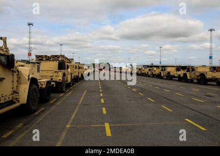 ÉTATS-UNIS Les véhicules de l'armée appartenant à l'équipe de combat de la Brigade blindée 3rd, division de Cavalry 1st sont disposés stratégiquement pour un mouvement ultérieur dans toute l'Europe par le Commandement du soutien du Théâtre 21st et la Brigade des transports 598th au port d'Anvers-Bruges, Belgique, 22 juillet 2022. L'équipe de combat de la Brigade blindée de 3rd, division de Cavalry de 1st, de fort Hood, Texas, déploiera environ 4 200 soldats pour remplacer la Brigade blindée de 1st, division d'infanterie de 3rd. Banque D'Images