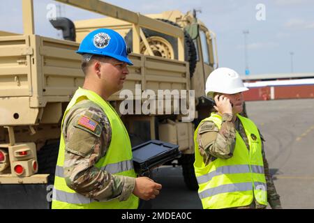 ÉTATS-UNIS Marshall mains (à gauche) et 2nd Lt Mackenzie Kearns (à droite), tous deux avec 260th équipes de contrôle des mouvements, 39th Bataillon des transports, 16th Brigade de soutien, 21st Theatre Kearment Command, inventaire des pièces d'équipement de 3rd équipes de combat de la Brigade blindée, 1st division Cavalry arrivée sur ARC Integrity dans le port d'Anvers-Bruges, Belgique, 22 juillet 2022. L'équipe de combat de la Brigade blindée de 3rd, division de Cavalry de 1st, de fort Hood, Texas, déploiera environ 4 200 soldats pour remplacer la Brigade blindée de 1st, division d'infanterie de 3rd. Banque D'Images