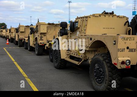 Des véhicules tactiques légers interarmées de l'équipe de combat de la Brigade blindée 3rd, 1st division de Cavalry sont mis en scène pour un mouvement par chemin de fer au port d'Anvers-Bruges, Belgique, 22 juillet 2022. 2 700 pièces d'équipement seront inventoriées, entreposées et transportées dans toute l'Europe par chemin de fer, barge et ligne commerciale pour un déploiement par rotation. Banque D'Images