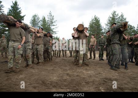 ÉTATS-UNIS Les soldats affectés à la “Viper Company”, 1st Bataillon, 26th Régiment d'infanterie, 2nd Brigade combat Team (BCT), 101st Airborne Division (Air Assault) affrontent les soldats finlandais de la Brigade Jaeger dans un défi de conditionnement physique de cinq événements pour construire l'esprit de corps à Sodankyla, Finlande, 22 juillet 2022. 101st (AASLT) fait partie du V corps, le Forward des États-Unis déployé en Europe, qui travaille aux côtés de partenaires de sécurité régionaux pour fournir des forces prêtes au combat, exécuter des exercices d'entraînement conjoints et multinationaux, et conserver le commandement et le contrôle de la division aérienne, ainsi que de toutes les forces rotationnelles et d'assi Banque D'Images