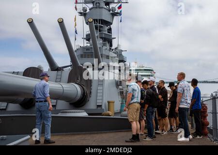 ÉTATS-UNIS Marines avec l'école d'amphibiens Assault Écoutez David Ashman, un guide avec le musée USS Iowa, lors d'une visite du musée au port de Los Angeles, San Pedro, Californie, 22 juillet 2022. L'USS Iowa a commencé à servir pendant la Seconde Guerre mondiale et a été utilisé périodiquement jusqu'en 1989, quand il a été mis hors service après la Guerre froide. Depuis 2011, il est un musée actif et a reçu plusieurs prix pour son information et son exactitude historique. Banque D'Images