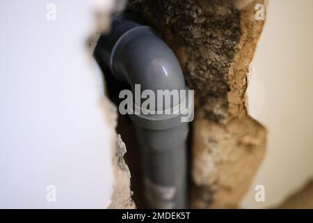 Tuyau en PVC près du mur de la maison. Banque D'Images